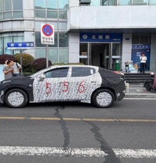 在鼓楼见到了测试车，全身都被车布罩着