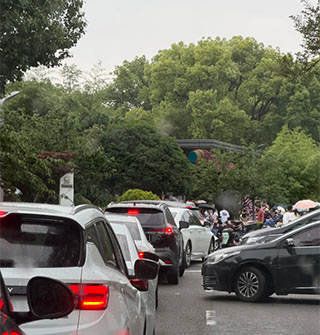 绿岛公园到底多少人，停车场都满了