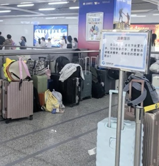 宁波地铁太友好了，还有专门放行李箱的地方