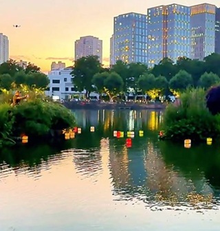 月湖放河灯，祈福灯火漂满湖面