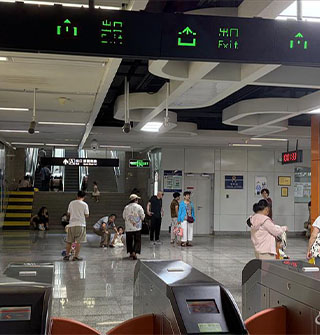 宁波地铁出站一看全是遛娃的
