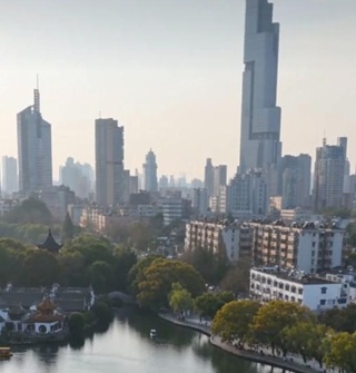 高德实景里，月湖旁的大楼是什么楼？