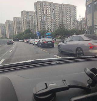 万象城太火爆了，汽车排了1公里