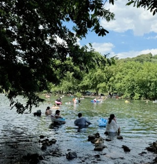 夏天到了，沙堤村挤满了玩水的人