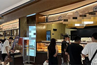 网红面包店大晚上围满人