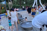 儿童公园玩水区域好多人啊