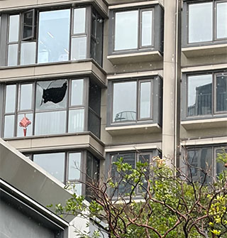 三年新盘经不起台风考验，业主窗爆裂心凉凉