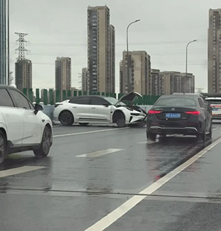 台风过境路面滑，北环西路车祸现场