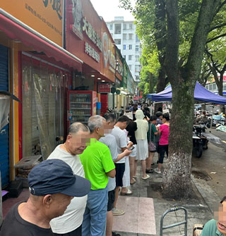 镇海一梭子蟹店早上六点多到已经排长龙了