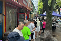 镇海一梭子蟹店早上排队
