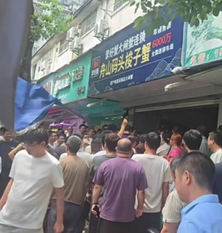 菜场门口排队买梭子蟹的人密密麻麻