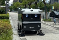 第一次见到室外扫地机器人