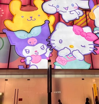 天一这家双层三丽鸥店铺开业，有很多年轻人